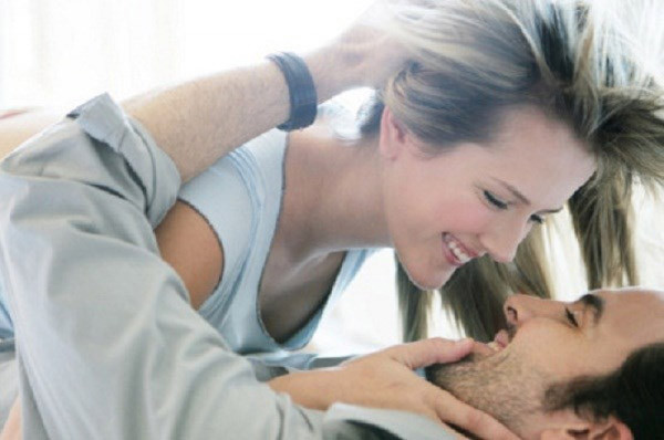Thay đổi nhiều tư thế khác nhau. Thử các tư thế quan hệ tình dục mới là một cách tuyệt vời để đa dạng đời sống tình dục cặp đôi. Không chỉ làm mới “cuộc yêu”, thay đổi tư thế còn giúp nam giới giảm độ nhạy cảm, đồng thời làm tăng cảm giác cho bạn tình.