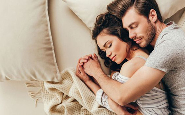 Hiện chưa có bất kỳ loại thuốc nào được Cục Quản lý Thực phẩm và Dược phẩm Mỹ phê duyệt khả năng điều trị xuất tinh sớm. Thay vì trông chờ vào thuốc, chuyên gia sức khỏe tình dục khuyên nam giới nên áp dụng những mẹo để “nghênh chiến” thật lâu trên giường dưới đây.