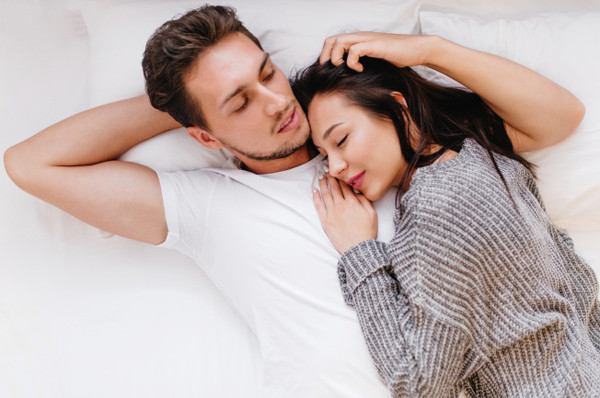 Kỹ thuật massage. Một cách trì hoãn tình trạng xuất tinh hiệu quả là áp dụng kỹ thuật xoa bóp. Khi bị kích thích, lưu lượng máu đến dương vật tăng mạnh. Ngay khi cảm thấy sắp đạt cao trào, bạn nên dừng quan hệ tình dục, dùng tay xoa bóp đầu dương vật, chú trọng đến phần trục. Bóp đủ mạnh để trì hoãn cực khoái, đợi đến khi trở lại lúc trước khi lên đỉnh, bạn mới bắt đầu “lâm trận” trở lại.