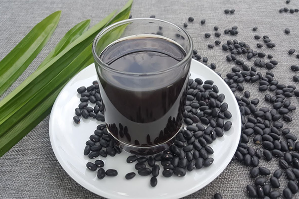 Bác sĩ khuyến cáo những người đang trong quá trình dùng thuốc không nên uống nước đậu đen. Ảnh: kangaroovietnam.