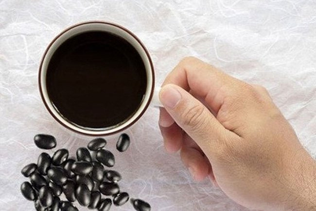 Người có thể trạng hàn lạnh nếu uống nhiều nước đậu đen sẽ làm trầm trọng thêm các dấu hiệu mệt mỏi, tứ chi lạnh, đi ngoài phân lỏng hay tiêu chảy, tệ hơn là có thể gây ra các loại bệnh khác. Ảnh: eva.