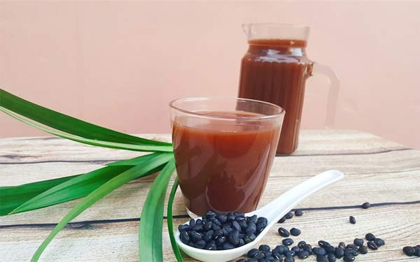 Bên cạnh đó, những người có thể trạng yếu như người già và trẻ em cũng không nên uống nhiều nước đậu đen. Ảnh: meta.