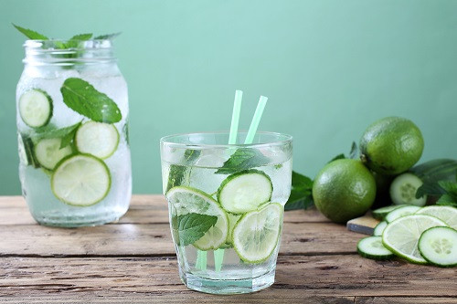 Công thức nước detox chanh dừa là sự kết hợp có tác dụng thải độc cơ thể vô cùng tuyệt vời. Ảnh: thuocbietduoc.