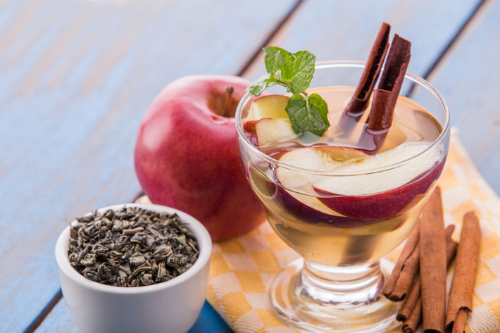 Nếu thích táo, bạn có thể tự làm cho mình một ly nước detox táo và quế - loại nước detox cực kỳ phổ biến trên toàn thế giới. Ảnh: yobo.