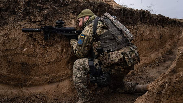 Lý do là hầu hết quân đội Ukraine là lính nghĩa vụ trong độ tuổi từ 30 đến 50, có ít kinh nghiệm quân sự. Họ là những người bình thường, hàng ngày họ đi làm, về nhà, nấu ăn, uống gì đó rồi đi ngủ…; nên họ hoàn toàn không hiểu kiến thức bảo trì và sửa chữa phức tạp của súng ống.