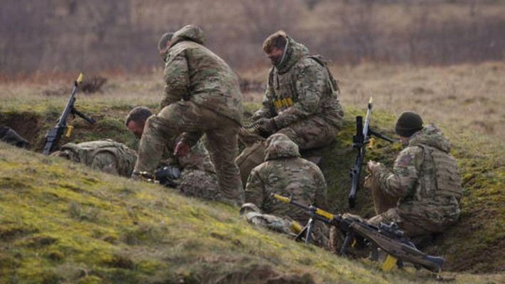 Ngoài ra, chiến trường ở Donbass đầy bùn, cát và bụi do các trận pháo kích gây ra, môi trường chiến đấu khắp nơi đều khắc nghiệt. Trong hoàn cảnh như vậy, lính nghĩa vụ của quân đội Ukraine không có khả năng thường xuyên bảo trì súng máy của phương Tây, theo đúng tiêu chuẩn của nhà sản xuất.