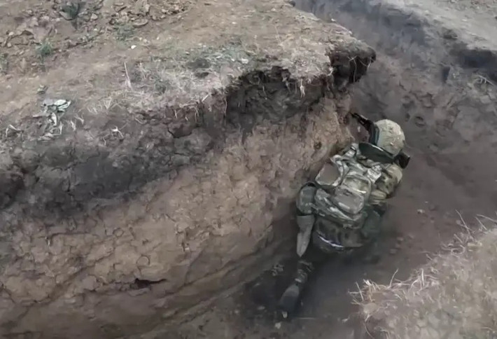 Quân Nga nhận thấy đơn vị Ukraine này cực kỳ thiện chiến. Họ đều là những cựu binh và giỏi cận chiến bằng súng trường tấn công và lựu đạn. Lực lượng của Nga lập tức gọi tăng viện hỏa lực và lực lượng dự bị từ tuyến sau, tiến hành bao vây, chia cắt và nhanh chóng áp sát mục tiêu, tạo thành vòng vây; quyết tâm tiêu diệt quân Ukraine.