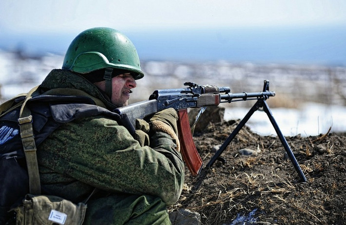 Khi trận chiến diễn ra ác liệt, quân đội Ukraine sẽ vứt bỏ những khẩu súng máy cồng kềnh của phương Tây và nhặt những khẩu súng máy hạng nhẹ РПК-74 5,45 mm của Liên Xô, để có thể nhanh chóng di chuyển vị trí. Bởi vì, dù quân đội Nga đang tấn công một ngôi làng, một thành phố hay một vị trí, đều là chiến thuật bao vây kiểu “gọng kìm” từ hai bên; sau đó dùng hỏa lực pháo binh chặn đường rút của đối phương.