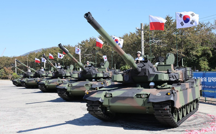 Xe tăng K2 chỉ là một thành phần trong kế hoạch hiện đại hóa toàn diện của Warsaw, bao gồm việc mua một lượng lớn pháo tự hành K9 của Hàn Quốc, pháo phản lực Chunmoo, xe tăng M1 Abrams và hệ thống tên lửa HIMARS do Mỹ sản xuất. Việc trang bị ồ ạt này, đưa Ba Lan trở thành lực lượng lục quân mạnh thứ hai trong NATO, chỉ sau Mỹ về hỏa lực và năng lực tổng thể.