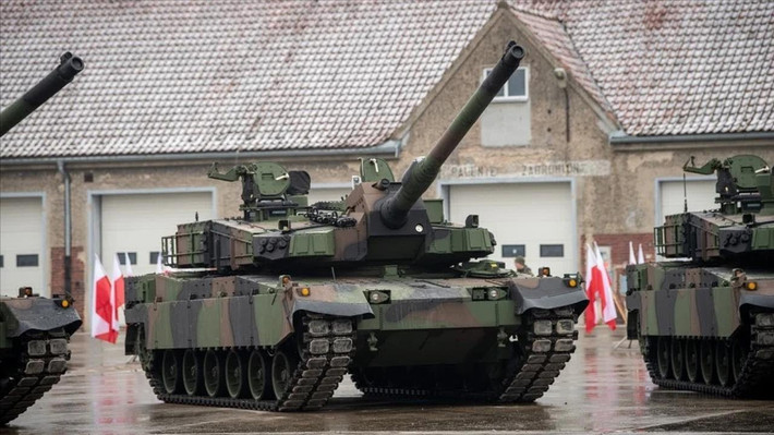 Ba Lan đã ký một thỏa thuận với Hàn Quốc để mua 1.000 xe tăng K2 Black Panther, xe tăng chiến đấu chủ lực thế hệ tiếp theo có công nghệ tiên tiến, với hỏa lực là pháo nòng trơn 120mm mạnh mẽ, lớp giáp hiện đại và hệ thống bảo vệ chủ động. Ngoài ra Ba Lan còn mua của Hàn Quốc pháo lựu K9 và pháo phản lực Chunmoo.