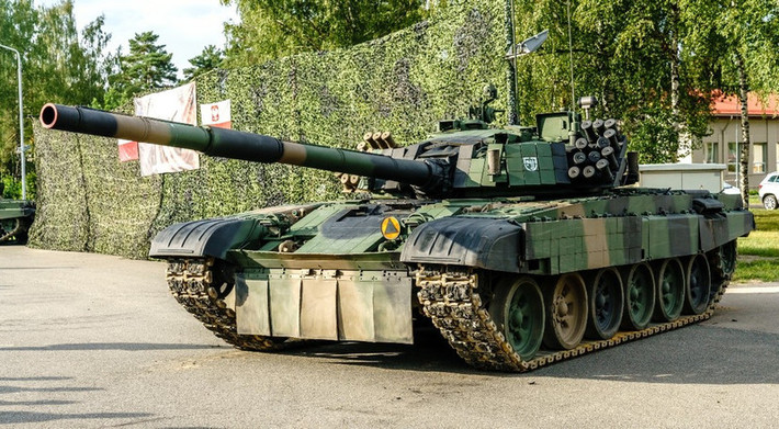 Xe tăng thời Liên Xô đáng chú ý nhất của Ba Lan là T-72, vốn là trụ cột của lực lượng thiết giáp trong nhiều thập kỷ. Có thời điểm, Ba Lan có một lực lượng xe tăng đáng kể, gồm khoảng 1.000 xe tăng T-72, ban đầu được chuyển giao từ Liên Xô hoặc được sản xuất theo giấy phép tại Ba Lan.