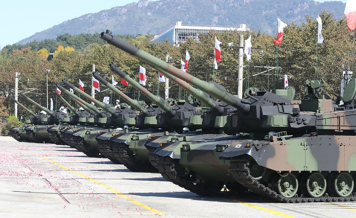 Quan hệ đối tác Hàn Quốc-Ba Lan đang định hình lại các chuẩn mực mua sắm quốc phòng ở châu Âu. Bằng cách thâm nhập vào thị trường châu Âu với các hợp đồng mang tính đột phá của Ba Lan, Hàn Quốc không chỉ củng cố năng lực quân sự của Ba Lan, mà còn khẳng định mình là nhà cung cấp cạnh tranh và đáng tin cậy trên trường quốc tế.