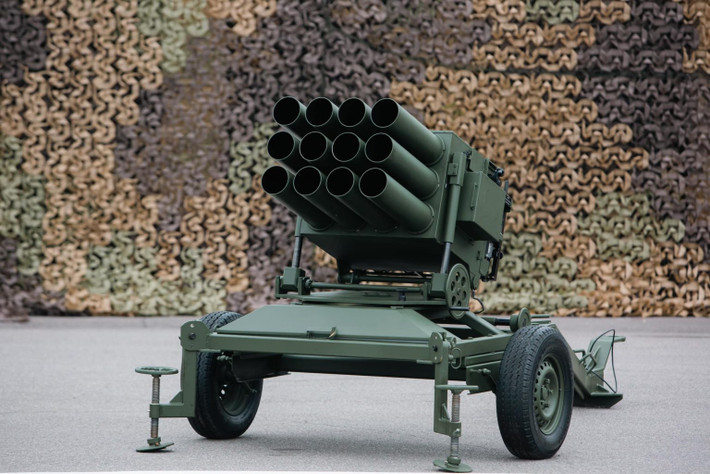 Hệ thống RAK-SA-12 được thiết kế để sử dụng trong nhiều điều kiện chiến trường khác nhau, mang lại khả năng cơ động và hỏa lực cao. MRLS RAK-SA-12 có 12 ống phóng, bắn đạn pháo phản lực không điều khiển cỡ nòng 128mm. Pháo được thiết kế để tiêu diệt mục tiêu sinh lực lộ và cả xe bọc thép, công sự, cũng như các công trình khác của đối phương.