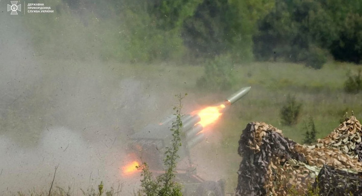 Xung đột Ukraine đã chứng minh rằng, tình trạng thiếu vũ khí hiện đại có thể được khắc phục ở một mức độ nào đó thông qua việc tích hợp phi truyền thống nhiều loại vũ khí, trang bị khác nhau. Một trong những ví dụ đáng chú ý nhất, trong cuộc chiến ở Ukraine là việc tích hợp tên lửa chống tăng có điều khiển (ATGM) vào UAV dân sự.