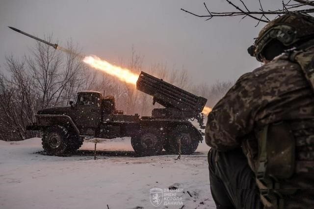 Tờ Politico cũng trích dẫn thông tin của quân nhân Ukraine đang chiến đấu ở khu vực Kursk, về "việc chuyển một số đơn vị UAV tốt nhất của Nga đến khu vực biên giới Kursk, nơi UAV FPV và hỏa lực pháo binh, không quân của RFAF, đang gây khó khăn trong việc cung cấp vũ khí và thực phẩm".