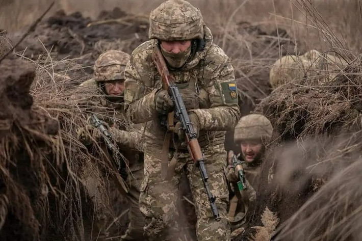 Thành phố Pokrovsk nằm ở trung tâm giao thông phía tây của tỉnh Donetsk. Đây là tuyến giao thông chính kết nối các thành phố như Kharkov và Dnipro. Pokrovsk cũng là một thành phố công nghiệp, chủ yếu tham gia vào khai thác than và sản xuất máy móc. Hiện nay, Pokrovsk là mặt trận ác liệt nhất trên chiến trường Nga-Ukraine.