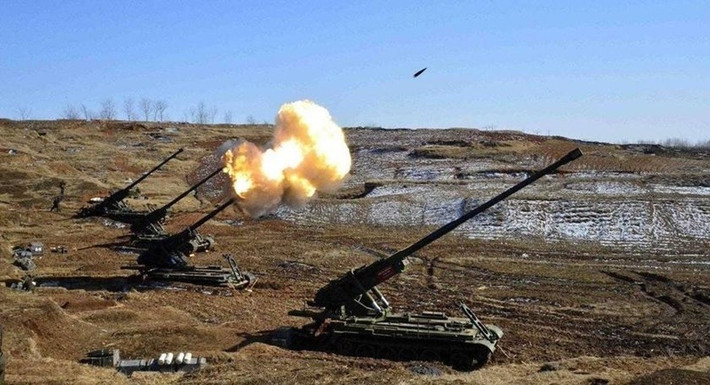 Pháo M-1989 sử dụng khung gầm bánh xích xe tăng T-62, có khả năng cơ động trên nhiều địa hình khác nhau. Khung gầm sử dụng các thành phần mượn từ các mẫu của Liên Xô, nhưng được Triều Tiên cải tiến, bao gồm khả năng bảo vệ tăng cường chống lại vũ khí cỡ nhỏ và mảnh đạn pháo.