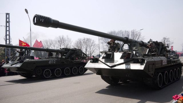 Đây không phải là lần đầu tiên Bình Nhưỡng bị cáo buộc cung cấp vũ khí cho Moscow. Theo những tiết lộ và thông tin gần đây, từ các nguồn tin tình báo của Mỹ và Ukraine, Triều Tiên đã bắt đầu chuyển giao đạn pháo và các loại vũ khí khác cho Nga, như một phần của sự hợp tác quân sự ngày càng tăng giữa hai nước.