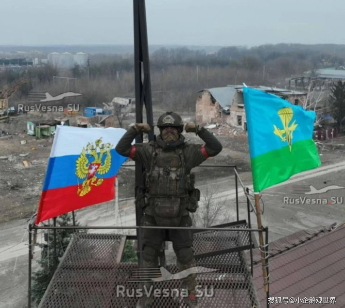 Vào ngày 16/3, quân đội Ukraine (AFU) tuyên bố rút lui hoàn toàn khỏi Sudzha, trung tâm do họ kiểm soát ở khu vực Kursk. Trang tin Topwar của Nga cho biết, quân đội Nga (RFAF) đã hoàn thành chiến dịch bao vây và cắt đứt hai mặt trận của AFU ở “Hành lang rừng Kursk”, tạo thành vòng vây đối với quân Ukraine tại đây.