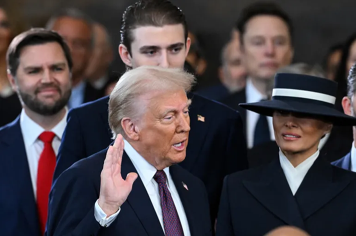 Tổng thống Mỹ Donald Trump cho biết một trong những quyết định đầu tiên của ông khi nhậm chức, là cấm các cuộc tấn công tầm xa, sử dụng vũ khí Mỹ sản xuất của Lực lượng vũ trang Ukraine vào lãnh thổ Nga. Ông nói điều này trong một cuộc phỏng vấn độc quyền với tạp chí Time, tạp chí đã vinh danh Trump là “người đàn ông của năm”.
