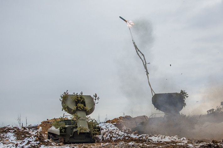 Để vượt qua những bãi mìn của AFU, RFAF có xe phá bom mìn UR-77 Meteorit, phóng dây nổ cũng như trực thăng tấn công Ka-52 phóng tên lửa 80mm và UAV kéo dây nổ để phá mìn, mở đường cho bộ binh RFAF liên tục tấn công vào các trận địa phòng ngự của quân Ukraine.