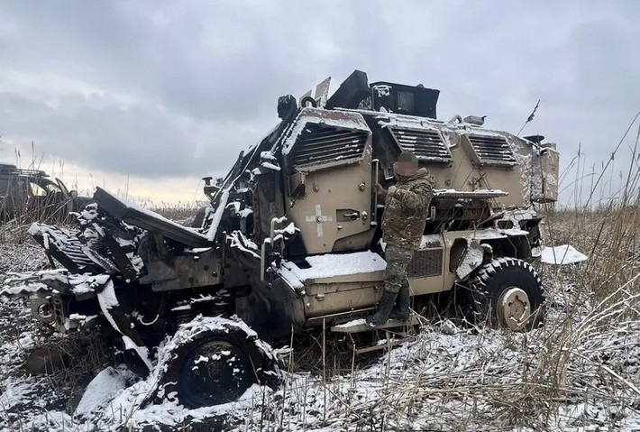 Trong tình huống rút lui như vậy của quân Ukraine, những vũ khí và vật tư hạng nặng của Ukraine đã bị bỏ lại, binh lính bỏ chạy trong hoảng loạn và trở thành mục tiêu trước hỏa lực của Nga. Điển hình của các chiến dịch bao vây như vậy như ở Avdiivka hay gần đây là Ugledar hay Kurakhove.