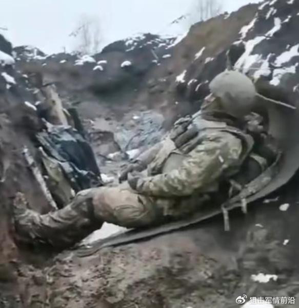 Báo chí Anh cho biết, lính Ukraine thường sử dụng nhiều tên lửa chống tăng NLAW cùng lúc một cách hỗn loạn trên chiến trường và chi phí cho những đợt tấn công như vậy lên tới 100.000 bảng Anh. Ngoài ra, lính Ukraine đôi khi còn bán ra thị trường chợ đen, những vũ khí do NATO hỗ trợ.