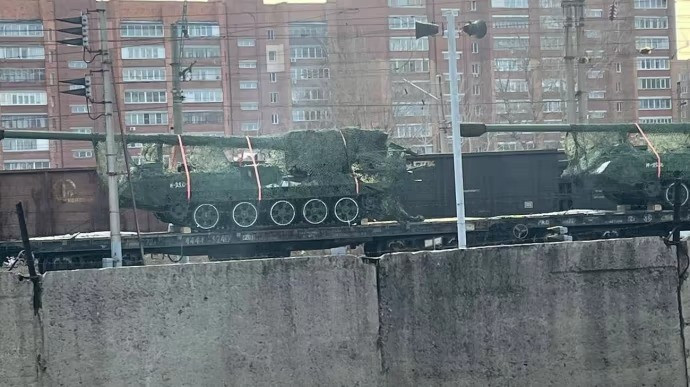 Cùng lúc đó, các nguồn tin cho biết, pháo tầm xa M78 Kosan của Triều Tiên, đã sẵn sàng triển khai tới mặt trận Ukraine để phối hợp với các lữ đoàn pháo binh hạng nặng của Nga. Mặc dù tầm bắn và sức công phá của các loại pháo này không bằng pháo tự hành 2S7M của Nga, nhưng chúng có thể bắn đạn 170mm tới cách xa 40km.