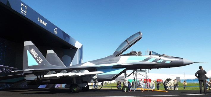 MiG-35 là máy bay chiến đấu đa năng thế hệ 4++ do nhà sản xuất MiG của Nga phát triển. Đây là phiên bản cải tiến của các mẫu MiG-29 trước đó và được thiết kế để thực hiện nhiều nhiệm vụ khác nhau. Kích thước của MiG-35 bao gồm chiều dài 17,32 mét, sải cánh 12 mét và chiều cao 4,73 mét. Diện tích cánh là 42,0 mét vuông.