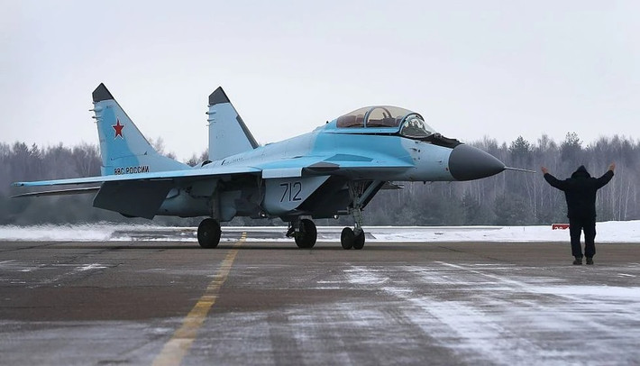Ông Korotkov cho biết, kể từ năm ngoái, MiG-35 đã được thử nghiệm trong điều kiện chiến đấu thực tế và đáp ứng đầy đủ kỳ vọng của phi công về hiệu suất và khả năng chiến đấu. Dự kiến Bộ Quốc phòng Nga sẽ sớm đưa ra quyết định cuối cùng về việc chuyển giao máy bay này cho Lực lượng Không quân Vũ trụ.