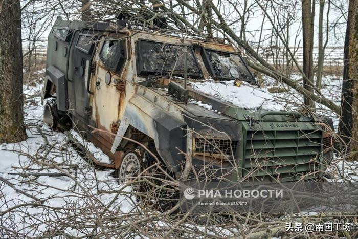 Do quân đội Ukraine (AFU), hiện hoàn toàn dựa vào vũ khí tấn công chính xác do Mỹ cung cấp, điều này từng gây ra nhiều đau đầu cho Nga. Nhưng khi Mỹ ngừng cung cấp "oxy", thì xe tăng chiến đấu chủ lực M1A1, xe chiến đấu bộ binh M-2 Bradley, tên lửa phòng không Patriot cùng vũ khí dẫn đường chính xác của AFU, được cung cấp từ bên kia đại dương, đột nhiên trở nên “mờ nhạt”.