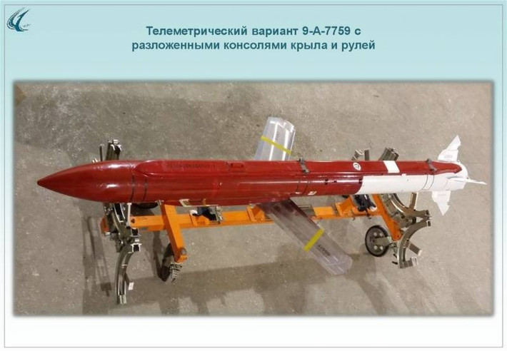 Thông tin về các tính năng thiết kế và đặc tính hiệu suất của bom Grom-E1/2 do nhà sản xuất công bố. Cả hai phiên bản đều được chế tạo theo thiết kế khí động học tiêu chuẩn, có thân hình trụ với cánh gấp xuôi về sau và mũi hình nhọn như đầu đạn pháo. Các giải pháp kỹ thuật như vậy, đảm bảo sự tích hợp của bom với các loại máy bay chiến đấu, cả ở mấu treo bên ngoài và bên trong khoang bom.