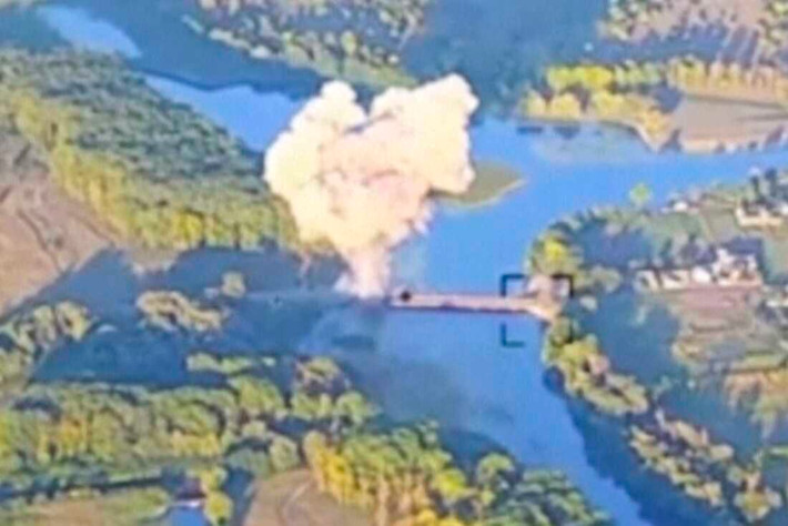 Rõ ràng là quân đội Ukraine (AFU) đã hết UAV FPV, do các tuyến đường tiếp tế bị chặn hoàn toàn. Điều này không chỉ do hoạt động tích cực của lực lượng sử dụng UAV FPV của RFAF dọc theo đường cao tốc Sumy-Kursk, mà còn do RFAF đã phá hủy ba cây cầu trên con đường dẫn đến Malaya Loknya.