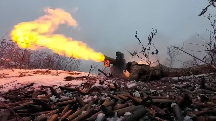 RFAF đã bắn đạn truyền đơn, sử dụng UAV mang loa gọi hàng; nhưng với lòng dũng cảm và quyết tâm của mình, quân Ukraine đã cho thấy sự dũng cảm và không sợ hy sinh của họ. RFAF đã mở cuộc tấn công từ nhiều hướng và hỏa lực pháo binh bắn phá liên tục, nhưng quân Ukraine không rút lui.