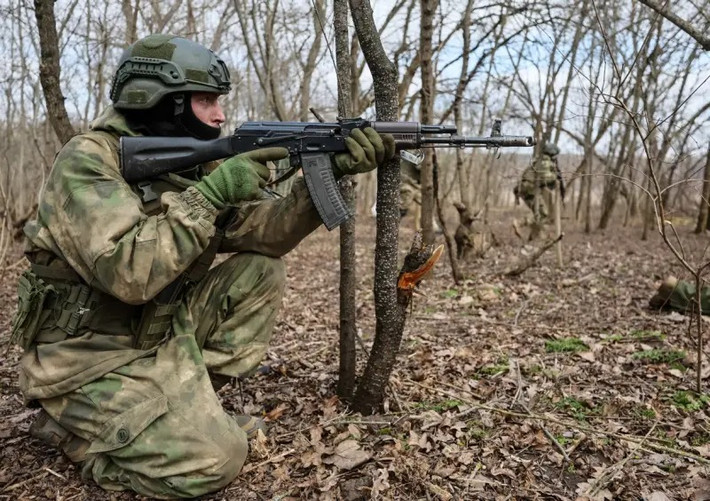 Mặc dù Bộ Quốc phòng Nga tuyên bố tái chiếm Sudzha, nhưng có thông tin cho biết, vẫn còn lính Ukraine tại các làng mà RFAF tái chiếm trong khoảng 3-4 ngày qua. Những người lính Ukraine này, do không nhận được lệnh rút lui của cấp trên, hoặc bị kẹt lại, họ đành phải đóng giả dân thường của vùng Kursk, và rút về phía biên giới trong bối cảnh hỗn loạn; mặc dù số này không nhiều.