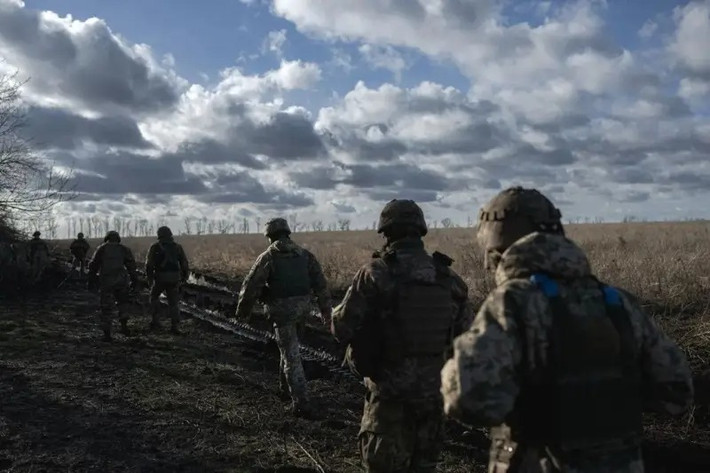 Dmytro cho biết, nhiều binh lính Ukraine ở Kursk đã phải rút lui bằng đường bộ, "những người lính phải đi bộ từ 15 đến 20 km qua những cánh đồng và cánh rừng đầy tuyết lạnh". Dmytro cho biết, tình hình đã chuyển từ "khó khăn và nguy cấp, sang thảm khốc".