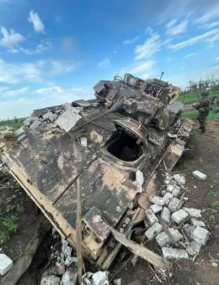 Đoạn video cho thấy, nhóm trinh sát của quân đội Ukraine không thể có cơ hội xâm nhập vào lãnh thổ vùng Kursk, khi họ phải đối mặt với lực lượng trinh sát và tấn công của RFAF cả trên không và mặt đất. Do vậy AFU không có cơ hội đột nhập qua biên giới, thực hiện các đòn tấn công bất ngờ và rút nhanh.