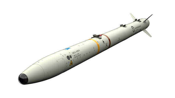 Tên lửa ASRAAM có chiều dài khoảng 290 cm với đường kính 165 mm và nặng khoảng 88 kg, tương đối nhẹ và phù hợp để tích hợp với nhiều loại máy bay chiến đấu khác nhau, bao gồm Eurofighter Typhoon, F/A-18 và F-35. Tên lửa này sử dụng động cơ tên lửa rắn hai tầng, giúp đạt tốc độ vượt quá Mach 3.
