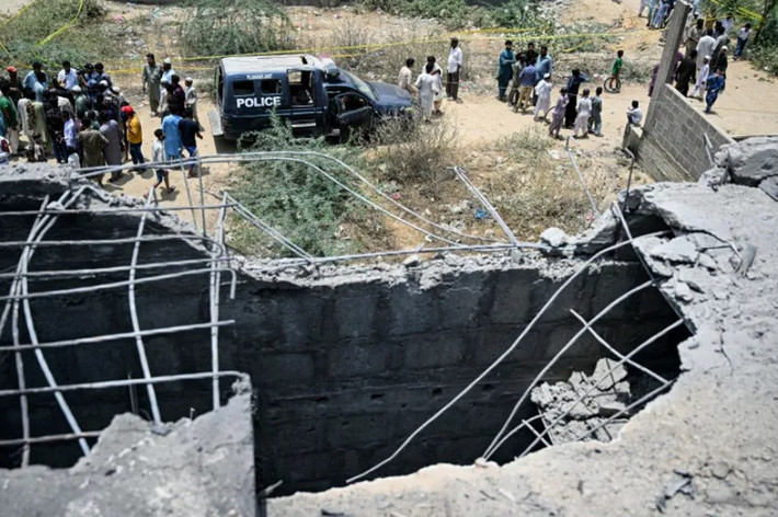 Pakistan phủ nhận mọi liên quan đến vụ việc, song từ đó đến nay, hai bên liên tục pháo kích qua biên giới, đồng thời sử dụng UAV và tên lửa, tấn công vào lảnh thổ của nhau, khiến khoảng 50 người thiệt mạng. Người dân ở các khu vực biên giới hai nước đã sơ tán hàng loạt, đổ xô đi mua nhu yếu phẩm, trong khi nhiều thành phố rơi vào tình trạng mất điện, còi báo động vang lên.