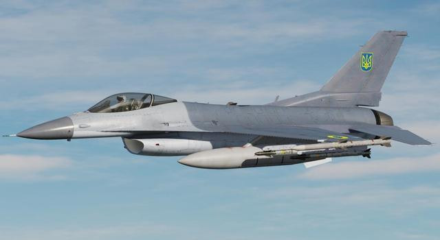 Thứ ba, lực lượng phòng không Nga vừa bắn hạ một máy bay chiến đấu F-16 của Ukraine. Ngày 12/4, Tổng thống Zelensky xác nhận Pavel Ivanov, 26 tuổi, phi công lái máy bay chiến đấu F-16 của Không quân Ukraine, đã hy sinh trong một trận không chiến. Tin tức từ Nga cho biết, máy bay F-16 đã bị tên lửa S-400 của Nga, bắn hạ ở tỉnh Sumy.