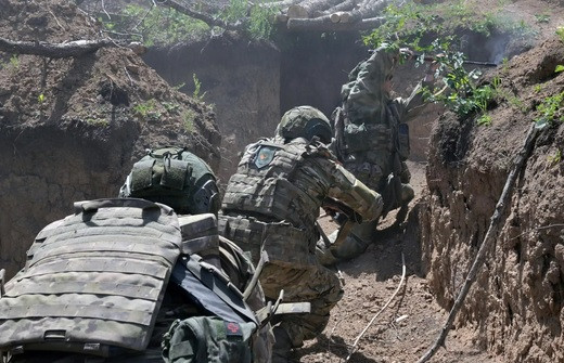 Để bảo vệ Chasov Yar, quân phòng thủ Ukraine cũng đã cố gắng hết sức, khi họ đã rút được những kinh nghiệm được bài học từ trận Avdiivka. Để ngăn chặn đặc nhiệm RFAF xâm nhập qua đường ống ngầm, quân Ukraine đã đặt mìn ở các vị trí này. Biện pháp này đã giúp ngăn chặn quân Nga thâm nhập vào khu vực lõi Chasov Yar từ đường hầm.