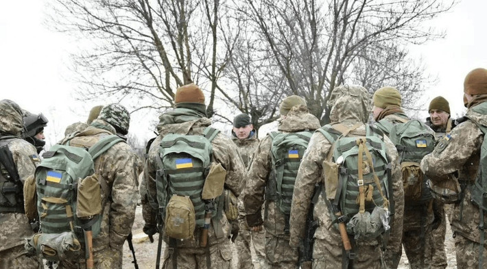 Quân đội Ukraine ban đầu có 9 lữ đoàn tại khu vực Kursk của Nga, với tổng quân số hơn 25.000 quân, nhưng chỉ có 3.000 người trong số họ rút lui thành công về Ukraine, và hiện tại có hơn 3.000 người (giảm từ 5.000 xuống còn hơn 3.000 người) trong vòng vây.