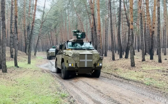 Kể từ khi xung đột Ukraine nổ ra, Australia đã cung cấp cho Ukraine hàng chục xe Bushmaster để hỗ trợ các hoạt động chiến đấu ở tiền tuyến. Tuy nhiên, những xe bọc thép này không đóng vai trò mong đợi trong cuộc chiến ở vùng Kursk, mà thay vào đó lại trở thành "chiến lợi phẩm" của quân đội Nga (RFAF).