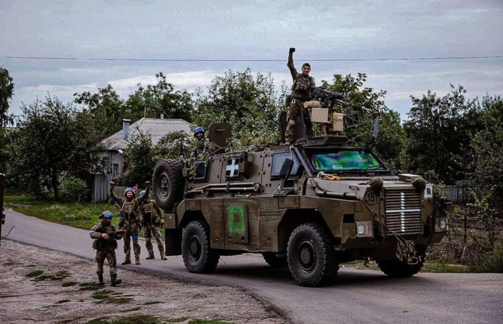 Còn một số cư dân mạng đã phân tích sâu hơn: "Việc Ukraine bỏ lại vũ khí, không chỉ là một sai lầm về mặt chiến thuật, mà còn là sự sụp đổ về mặt tinh thần". "Điều này cho thấy tình hình trên chiến trường thay đổi nhanh chóng và quyền sở hữu vũ khí không cố định như tưởng tượng. Những gì bạn sử dụng hôm nay, có thể trở thành trợ thủ đắc lực cho kẻ thù vào ngày mai".