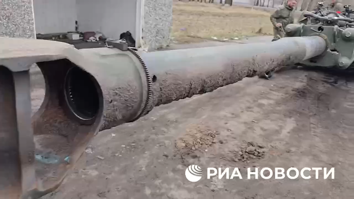 Trong tình hình bất lợi như vậy, AFU đã phải từ bỏ một lượng lớn vũ khí trang bị, bao gồm cả xe bọc thép Bushmaster. RFAF đã nắm bắt cơ hội để "chấp nhận lời đề nghị" và đưa thiết bị trở lại sử dụng. "Lá thư cảm ơn" của Zakharova không chỉ là lời chế giễu Australia, mà còn là lời châm biếm về tinh thần xuống thấp của binh lính Ukraine.