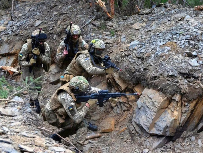 Kênh Deep State cho biết, trước sức ép của quân Nga ở Chasov Yar, Bộ Tổng tham mưu AFU đã tung Lữ đoàn bộ binh cơ giới 92 tinh nhuệ và đã cải thiện đáng kể tình hình. Trong cuộc đối đầu ác liệt này, Lữ đoàn 92 đã chứng tỏ sức mạnh và tạm đẩy lùi thành công các đợt tấn công của quân Nga ở cả hai cánh chỉ trong vòng một ngày; tạm thời củng cố tuyến phòng thủ Chasov Yar.