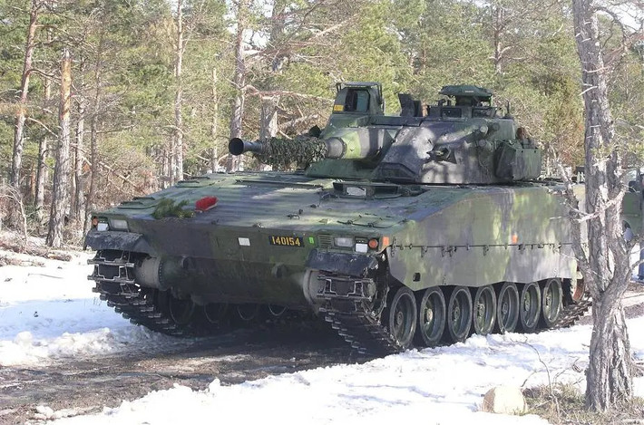 Xe chiến đấu bộ binh CV9040C, do công ty quốc phòng BAE Systems của Thụy Điển chế tạo, không phải là một xe chiến đấu bộ binh đơn thuần; đây là xe chiến đấu bộ binh cơ động cao, là một phần của gia đình CV90, được thiết kế để vận chuyển và hỗ trợ hỏa lực cho các đơn vị bộ binh trong chiến đấu.