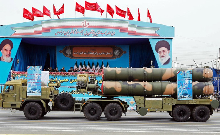 Iran sở hữu một loạt các hệ thống phòng không có khả năng phát hiện và tiêu diệt các máy bay tiên tiến như F-35; trong đó hệ thống nổi bật nhất là S-300. Hệ thống phòng thủ tên lửa do Nga sản xuất này, có khả năng phát hiện và theo dõi máy bay tàng hình ở khoảng cách đáng kể. S-300 có thể khóa và bắn hạ mục tiêu tàng hình như F-35.