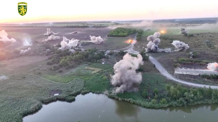 Trung bình ở mặt trận nam Pokrovsk, RFAF sử dụng ít nhất 300 UAV tự sát lảng vảng Lancet và hàng nghìn UAV FPV, hàng chục UAV trinh sát Orlan-10 mỗi ngày, để thực hiện các cuộc tấn công chính xác; sử dụng hỏa lực pháo binh “không hạn chế”, để thực hiện chiến thuật “làm mềm trận địa”.