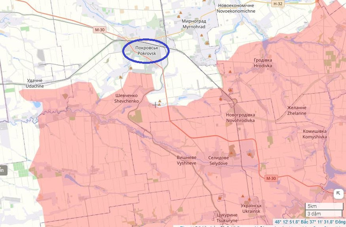 Sau khi quân đội Nga (RFAF), phá vỡ được pháo đài Avdiivka vào tháng 2/2024; sau đó các đơn vị của RFAF từng bước áp sát phía nam mặt trận Pokrovsk, chiến đấu đấu tạo thế bao vây; nhưng RFAF chưa thể tổng tiến công vào thành phố chiến lược này.